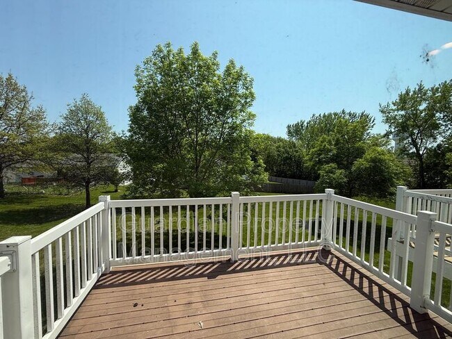 Building Photo - 1633 N Country Club Rd