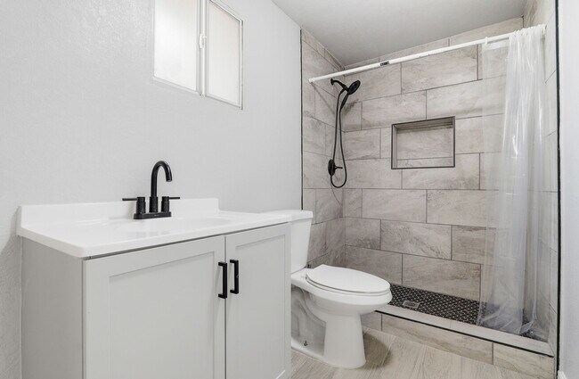 Building Photo - 593 Myra St