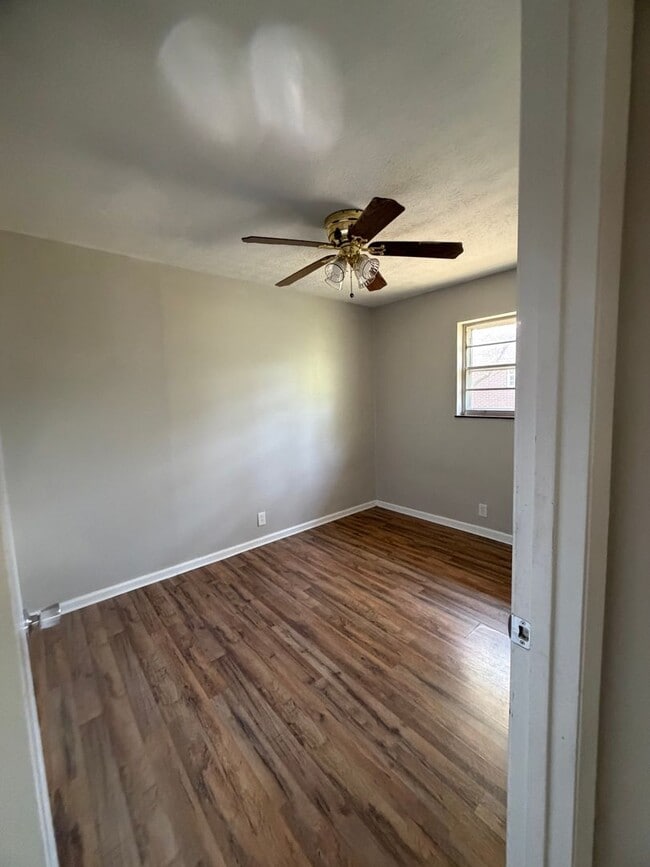 Building Photo - Alcoa City services and Schools 3 bedroom  home. call Debra Johnson 865-591-8281