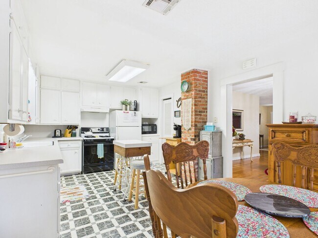 Building Photo - Quiet home in the central part of town