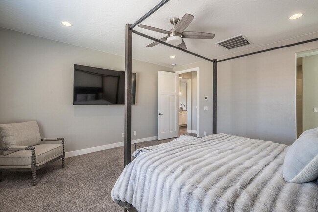 Building Photo - Stunning 5 Bed, 3 Bath Home with a 3 Car Garage