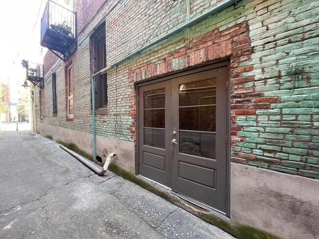 Building Photo - 553 Cherry St