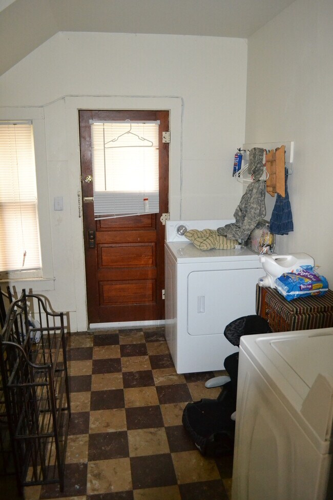 Building Photo - Court St Duplex