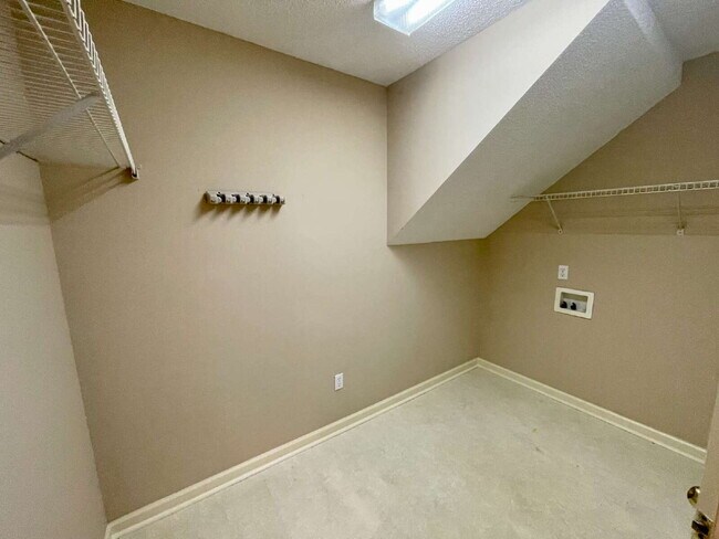 Building Photo - Duplex Apartment Close to Downtown Bluffton!