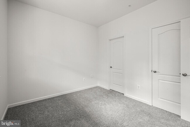 Building Photo - 643 Eastland Row