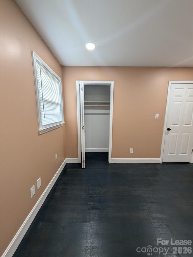 Building Photo - 2800 Dalecrest Dr