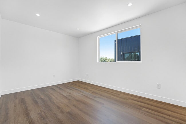 Building Photo - 356 1/2 N Chicago St