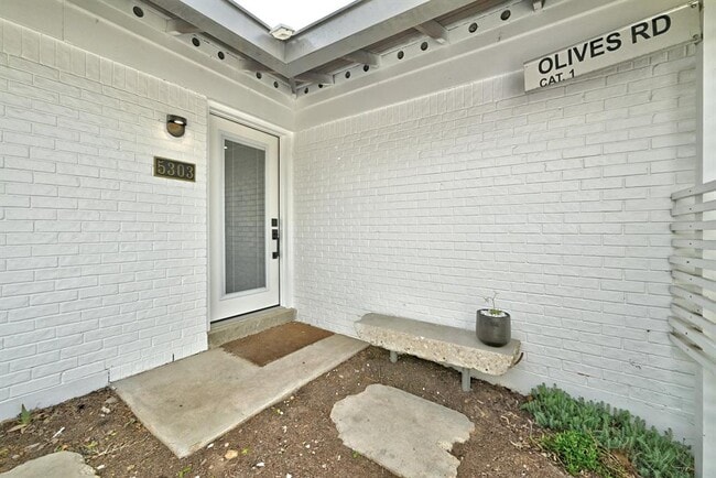 Building Photo - 5303 Gladstone Dr
