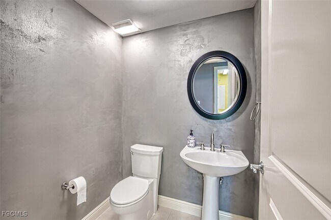 Building Photo - 2104 W First St