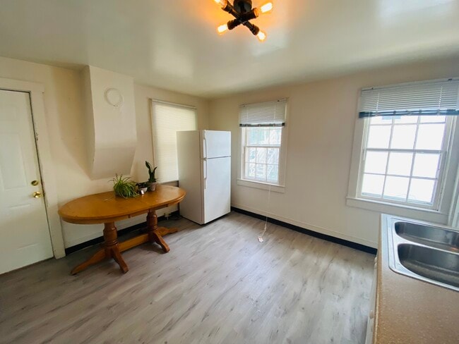 Building Photo - 220 E Davenport St