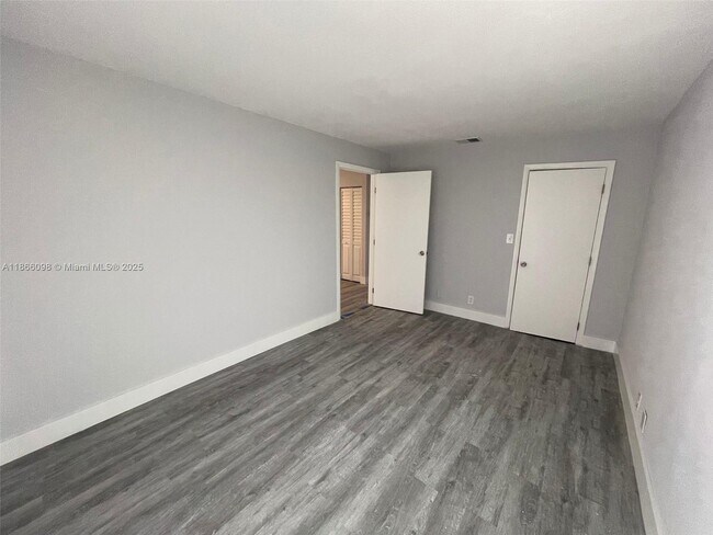 Building Photo - 2560 Riverland Dr