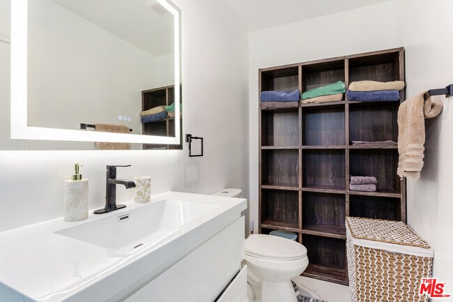 Building Photo - 1419 N Orange Dr