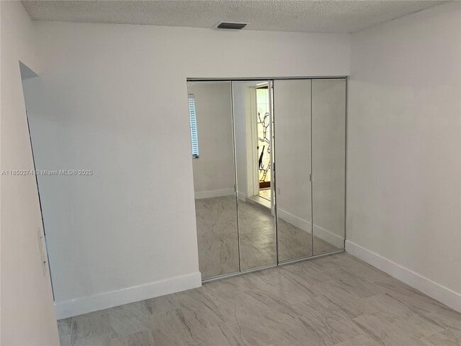 Building Photo - 9501 E Calusa Club Dr
