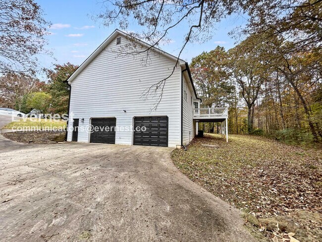 Building Photo - 204 Battle Dr