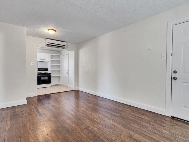 Building Photo - 7626 Pecan Villas Dr