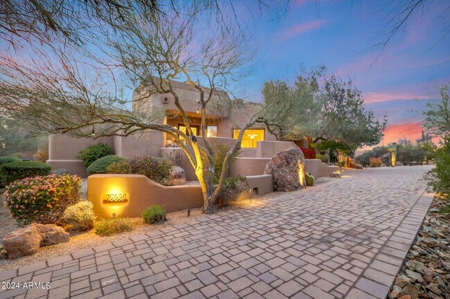 Building Photo - Beautiful custom home with backyard Oasis!