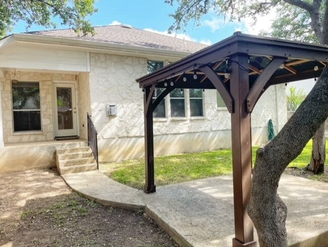 Building Photo - Fall in love with this Absolutely Beautiful 1 Story home in The Heights Of Stone Oak