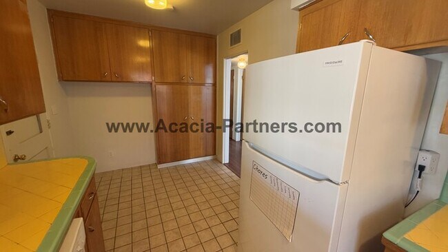 Building Photo - Three Bedroom Ranch Style Home