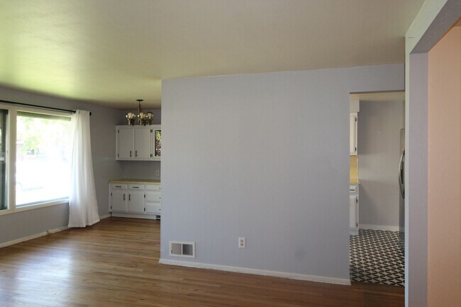 Building Photo - 3123 W Bismark Ave