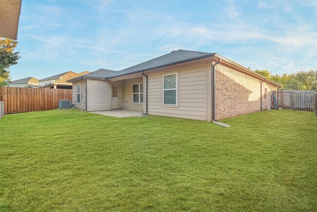 Building Photo - 1208 Bluffview Dr