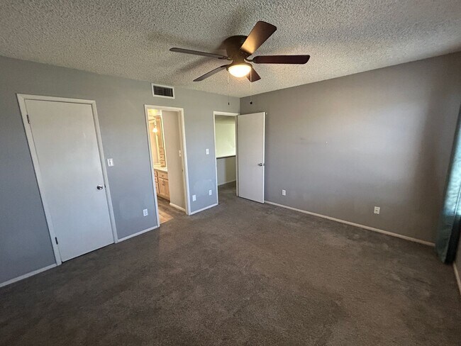 Building Photo - 4501 W Continental Dr