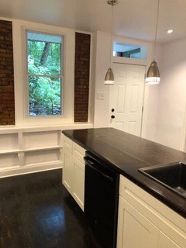 Building Photo - 6062 Butler St