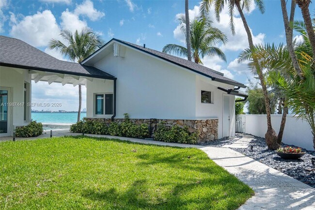 Building Photo - 1365 Bay Terrace