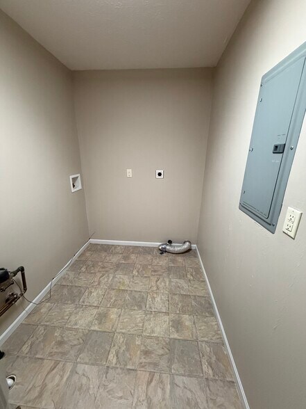 Building Photo - 348 Maplewood Dr