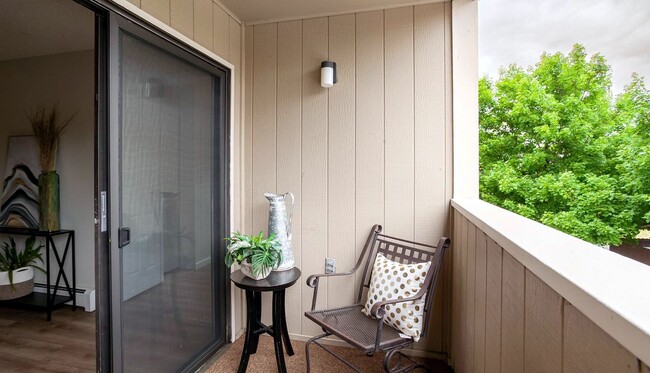 Building Photo - Beautiful Updated 2 Bed 1 Bath Condo by Fo...