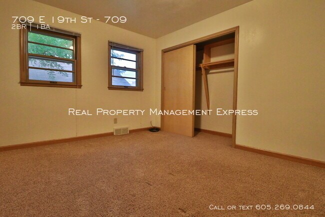 Building Photo - 709 E 19th St