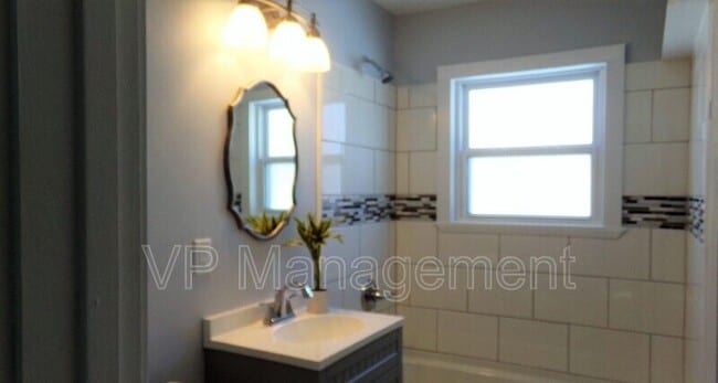 Building Photo - 2112 W 69th St