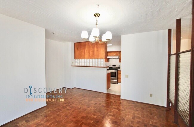 Building Photo - Spacious One Plus Bedroom Condominum off Broadway Terrace