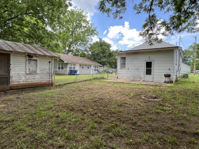 Building Photo - "Charming 2-Bedroom!"