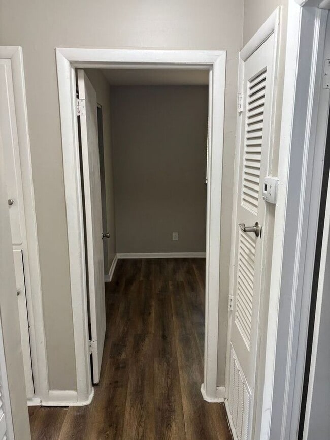 Building Photo - Charming 2-bedroom and 1-bathroom house lo...