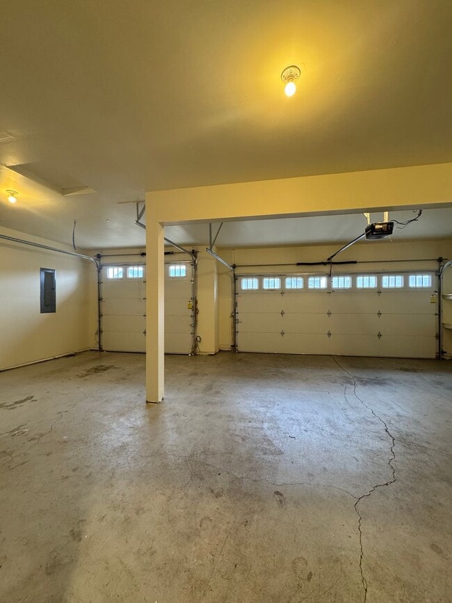 Building Photo - Spacious 5-Bedroom Home with Fenced Yard & Oversized Garage