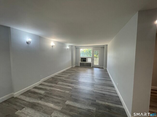 Building Photo - 91 Strawberry Hill Ave