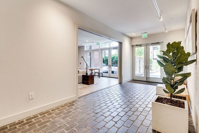 Building Photo - Stunning Capitol Hill One-Bedroom!