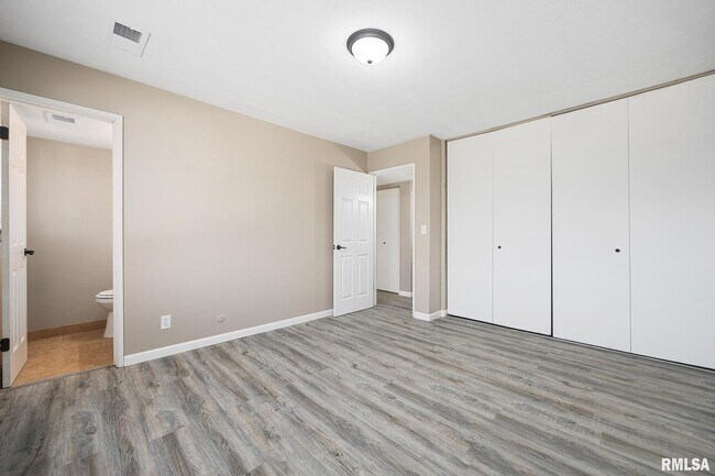 Building Photo - 2913 W Cannes Dr