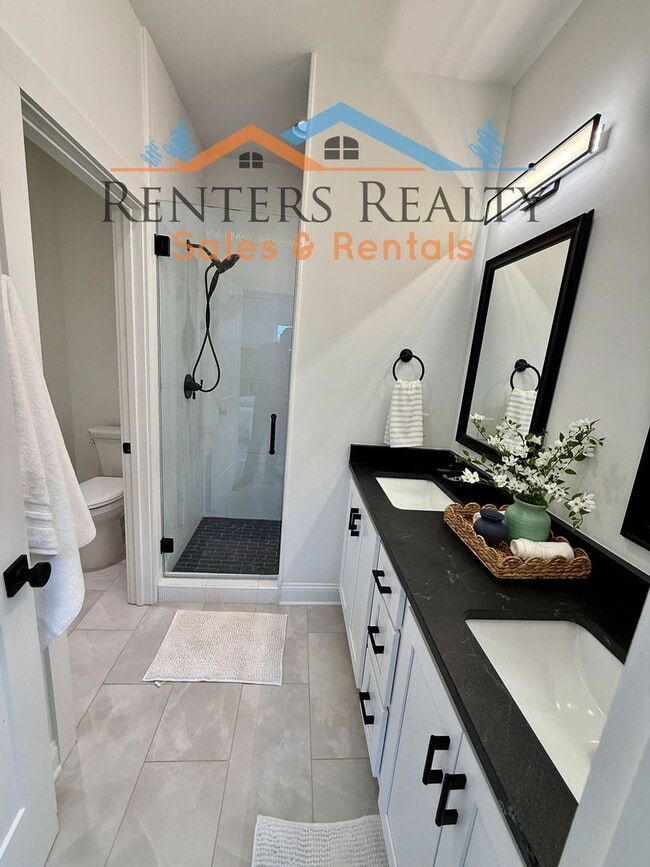 Building Photo - Stunning 2 Bedroom with Courtyard