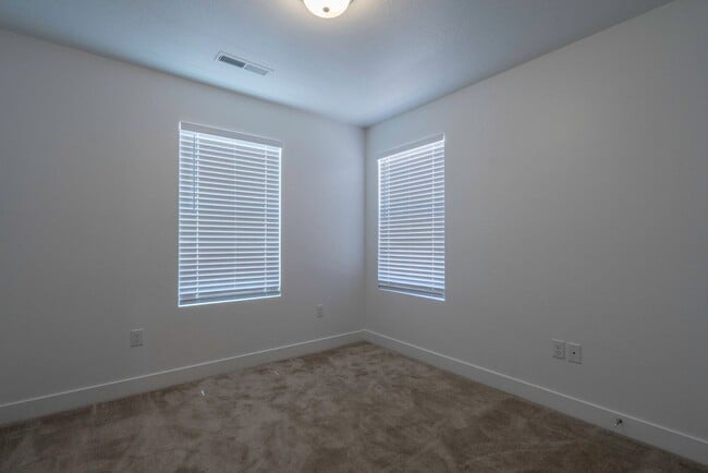 Building Photo - Well Maintained, 3 Bedroom and 2.5 Bathroo...