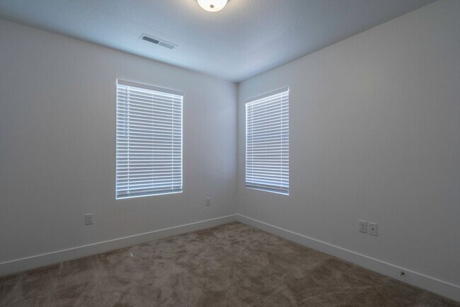 Building Photo - Well Maintained, 3 Bedroom and 2.5 Bathroom Townhome in Desert Color! Internet Included!