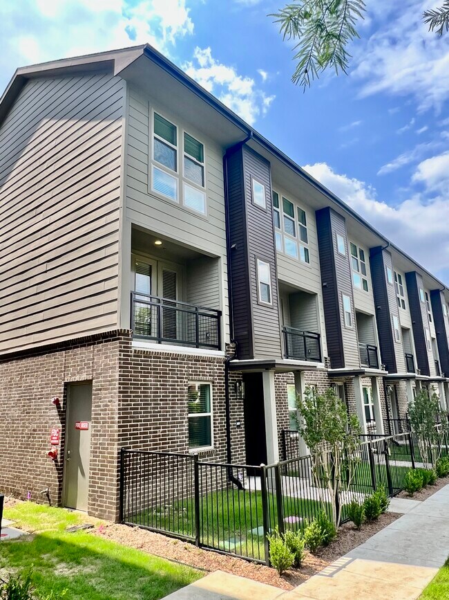 Building Photo - 4020 McEwen Rd