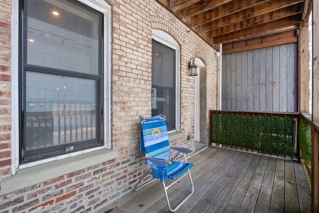 Building Photo - 338 Meridian St