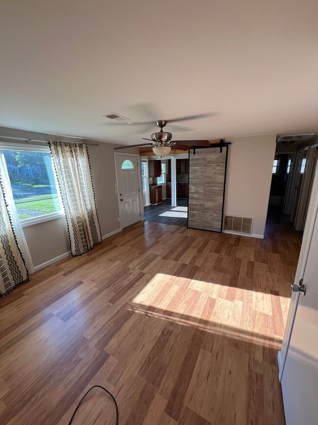 Building Photo - 3 Bedroom 1 Bathroom House for Rent