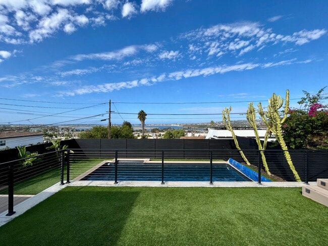 Primary Photo - Stunning 3 Bedroom with Pool and Views in ...