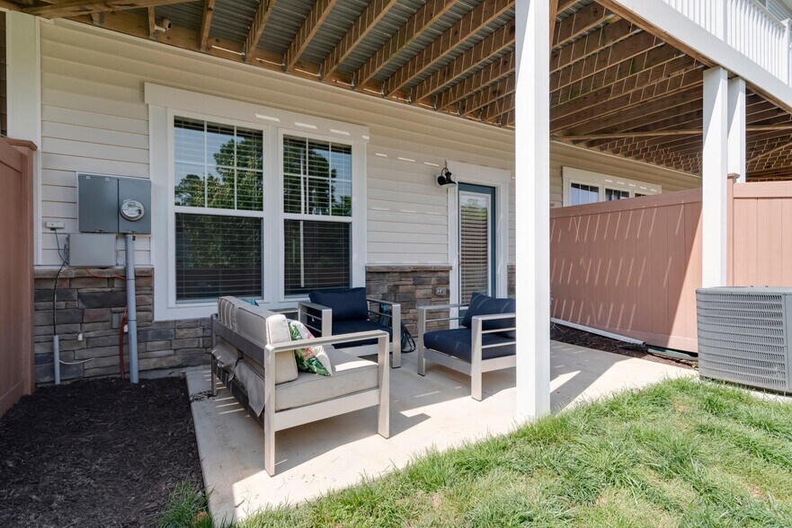 Building Photo - 2272 Perennial Cir