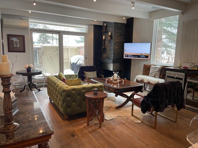 Building Photo - 210 E Hyman Ave