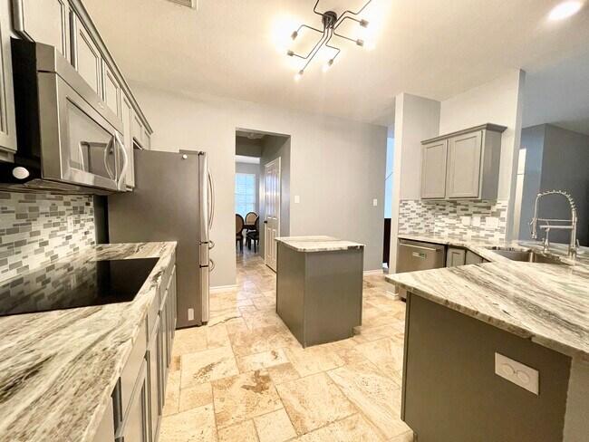 Large Kitchen with Island - 11519 Brae Hill