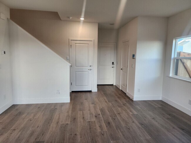 Building Photo - BRAND NEW 4 BEDROOM