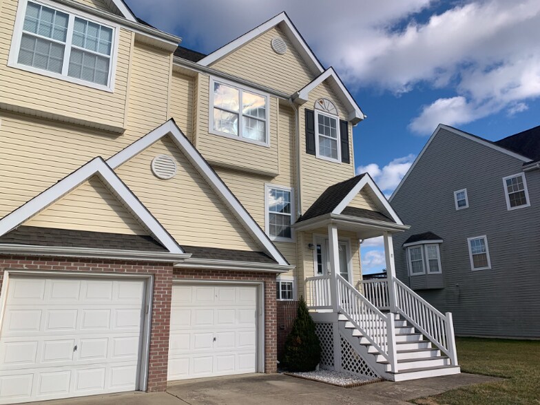 Building Photo - 351 Paradee Dr